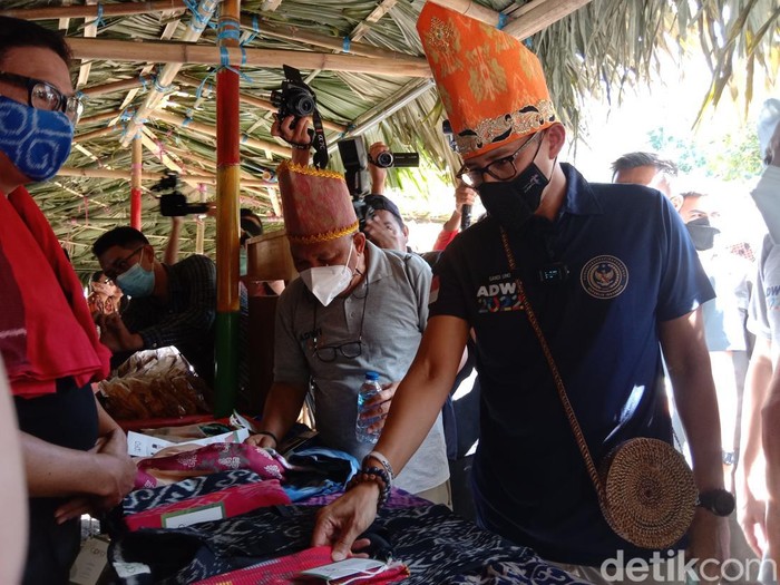 Menteri Sandiaga Uno saat berkunjung ke Desa Budo.