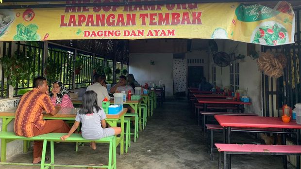 Mie Sop Lapangan Tembak menjadi kuliner favorit warga Medan yang terletak di Jalan Jalan Teratai No.17, Kecamatan Medan Polonia, Medan.