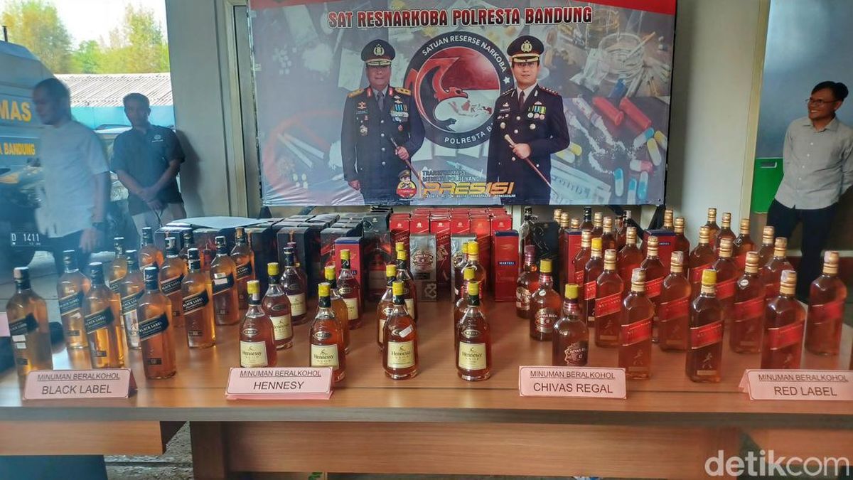 Polisi Ringkus Pengoplos Miras di Bandung Ratusan Botol Disita