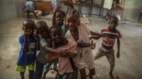 Anak-anak tersenyum di depan kamera di lokasi pengungsian. Haiti telah jatuh ke dalam krisis politik sejak pemilu 2016. Krisis tersebut diperparah dengan pembunuhan Presiden Jovenel Moise pada 7 Juli 2021.