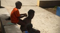 Anak-anak meninggalkan rumah dan tinggal sementara di tempat ini. Dilansir dari kantor berita AFP, Selasa (26/7/2022), PBB menyatakan bahwa sekitar 3.000 orang telah meninggalkan rumah mereka, di antaranya ratusan anak-anak tanpa pendamping. Setidaknya 140 rumah telah hancur.
