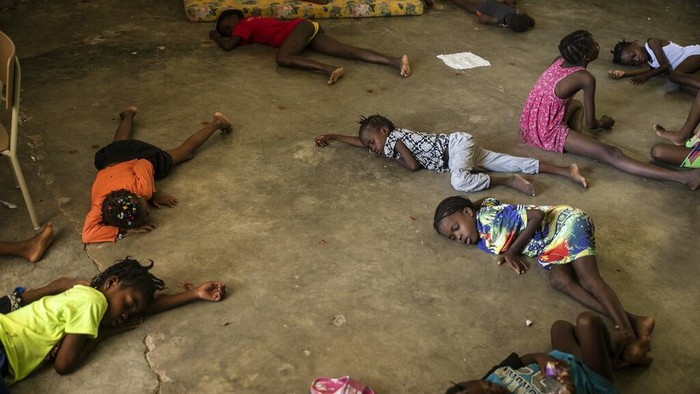 Miris Anak-anak Haiti Tidur di Lantai Sekolah Gegara Perang Geng Children sleep on the floor of a school turned into a shelter after they were forced to leave their homes in Cite Soleil due to clashes between armed gangs, in Port-au-Prince, Haiti, Saturday, July 23, 2022. (AP Photo/Odelyn Joseph)