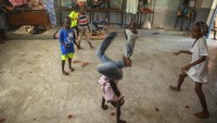 Anak-anak bermain di pengungsian. Sekolah ini diubah menjadi penampungan bagi warga yang terpaksa meninggalkan rumah untuk menghindari bentrokan antar geng bersenjata.  