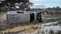 Sebuah mobil terguling terbawa arus banjir bandang. Banjir terjadi pada Kamis (28/7) malam sekitar pukul 22.00 Wita akibat intensitas hujan yang cukup tinggi melanda Kabupaten Parimo. Banjir bandang datang secara tiba-tiba hingga sejumlah warga terjebak dalam rumah.    
