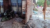 Lumur sisa banjir terliuhat di mana-mana. Banjir bandang menerjang Desa Torue, Kecamatan Torue, Kabupaten Parigi Moutong (Parimo), Sulawesi Tengah (Sulteng). Tiga warga dilaporkan tewas dan empat orang dinyatakan hilang.  