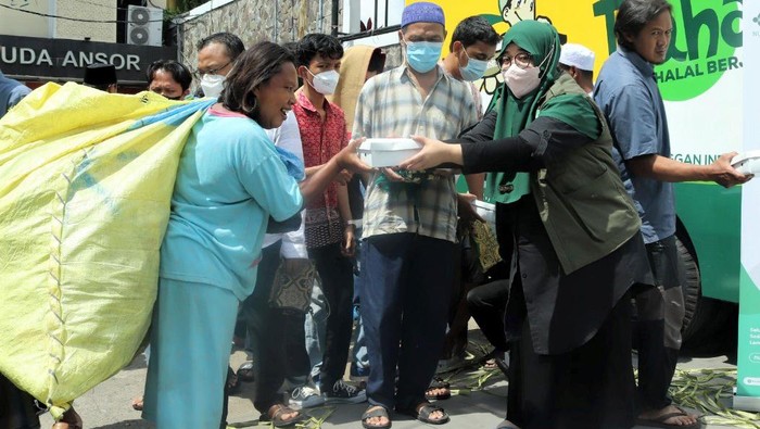 Momen Berbagi dengan Kaum Papa Ibu Kota Lazisnu Kembali menjalani program Jumat Berbagi dengan mendistribusikan dana fidyah bagi kaum duafa dan fakir miskin di Ibu Kota Jakarta.