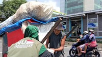 Penyaluran sejumlah 300 nasi kotak itu merupakan hasil kerja sama Lazisnu PBNU dengan Tokopedia dalam implementasi pendistribusian fidyah untuk fakir miskin.
