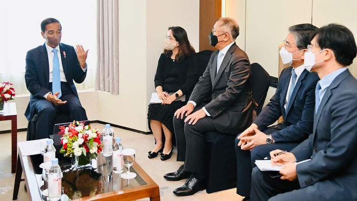 Presiden Joko Widodo dan Executive Chairman Hyundai Motor Group Chung Eui-sun melakukan pertemuan di Lotte Hotel, Seoul, pada Kamis (28/7/2022) kemarin. Hyundai Motor Group akan melakukan ekspansi mobil listrik serta penelitian dan pengembangannya di Indonesia.