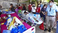 Ferdinand Marcos mengunjungi para korban luka-luka yang dirawat.