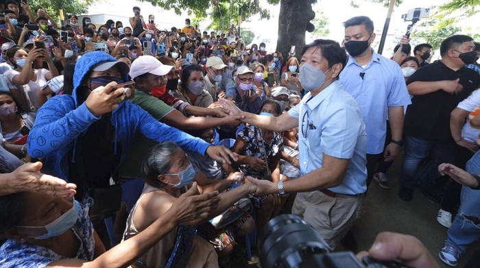 Momen Presiden Filipina Kunjungi Korban Gempa In this handout photo provided by the Malacanang Presidential Photographers Division, Philippine President Ferdinand Marcos Jr., greets residents during his visit a day after a strong quake struck Bangued, Abra province, northern Philippines on Thursday, July 28, 2022. A 7-magnitude quake set off landslides and damaged buildings in the northern Philippines on Wednesday, killing some people and injuring dozens.(Malacanang Presidential Photographers Division via AP)