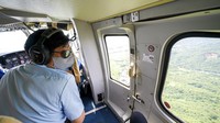 Presiden Filipina Ferdinand Marcos Jr., melihat kerusakan dari dalam helikopter sehari setelah gempa kuat melanda Bangued, provinsi Abra, Filipina utara, Kamis (28/7/2022).