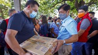 Selain itu Marcos membagikan barang-barang bantuan kepada warga yang terdampak gempa.  