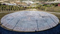 Mozaik ini dipamerkan di area EXPO di Kisecik, Hatay, Turki. Sayangnya, tidak disebutkan waktu dan tenaga yang dibutuhkan uyntuk membangun karya tersebut.