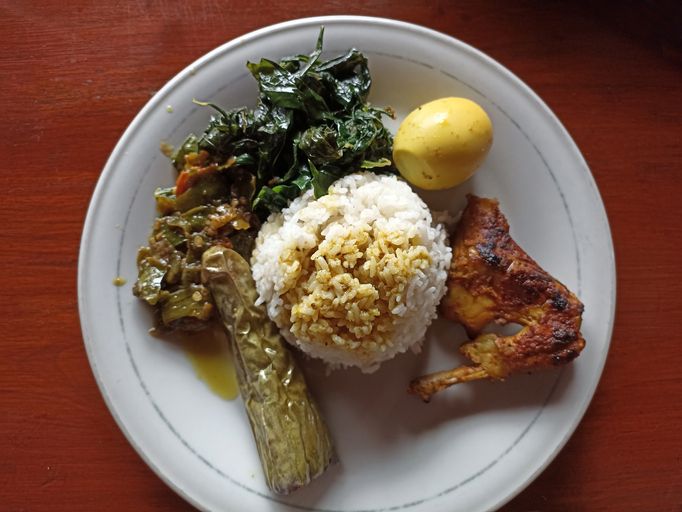 Ngeluh makan nasi Padang kemahalan