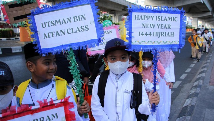 PAWAI MENYAMBUT TAHUN BARU ISLAM 1444 H Siswa Sekolah Islam Terpadu (SIT) Al Biruni Mandiri membawa poster saat mengikuti pawai menyambut Tahun Baru Islam 1444 H di Makassar, Sulawesi Selatan, Jumat (29/7/2022). Pemerintah melalui Surat Keputusan Bersama (SKB) tiga menteri menetapkan Tahun Baru Islam 1 Muharram 1444 H jatuh pada 30 Juli 2022. ANTARA FOTO/Arnas Padda/tom.