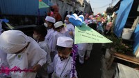 Murid-murid TK di Depok juga mengikuti pawai menyambut Tahun Baru Islam 1444 H dengan berjalan kaki melewati gang rumah warga, Jumat (29/7/2022). (Yulius Satria Wijaya/AntaraFoto)