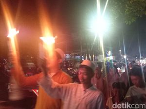 Warga Ciputat Gelar Pawai Obor 1 Muharam, Arus Lalin Tersendat