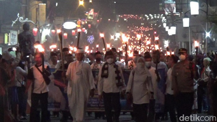 Pawai obor di Purwakarta