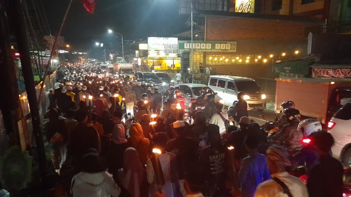Pawai obor  untuk memperingati Tahun Baru Islam di Jalan Raya Puncak, Bogor Jawa Barat,