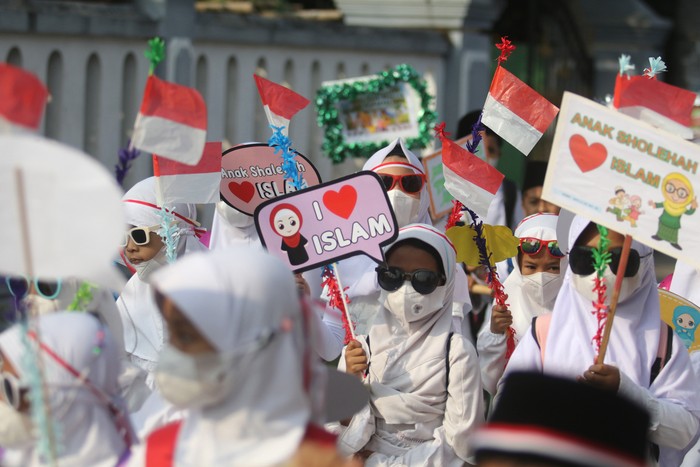 Sejumlah pelajar Madrasah Ibtidaiyah Negeri 2 Kediri mengikuti pawai memperingati Tahun Baru 1444 Hijriah di Kediri, Jawa Timur, Jumat (29/7/2022). Pawai dengan mengumandangkan selawat tersebut untuk memperkenalkan kalender Hijriah kepada para pelajar sekaligus sebagai syiar Islam kepada masyarakat. ANTARA FOTO/Prasetia Fauzani/tom.