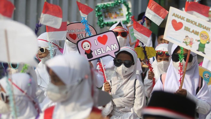 Sejumlah pelajar Madrasah Ibtidaiyah Negeri 2 Kediri mengikuti pawai memperingati Tahun Baru 1444 Hijriah di Kediri, Jawa Timur, Jumat (29/7/2022). Pawai dengan mengumandangkan selawat tersebut untuk memperkenalkan kalender Hijriah kepada para pelajar sekaligus sebagai syiar Islam kepada masyarakat. ANTARA FOTO/Prasetia Fauzani/tom.