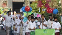 Pelajar Madrasah Ibtidaiyah Negeri (MIN) 2 Kediri yang terlihat begitu semangat dalam mengikuti pawai memperingati Tahun Baru 1444 Hijriah, Jumat (29/7/2022). (Prasetia Fauzani/AntaraFoto)