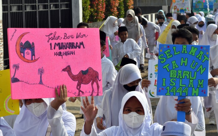 Sejumlah siswa mengikuti pawai menyambut Tahun Baru Islam 1 Muharam 1444 Hijriah di Sekolah Islam Terpadu (SIT) Al-Yasmin, Kota Bogor, Jawa Barat, Jumat (29/7/2022). Pawai yang diikuti seluruh siswa di sekolah tersebut sekaligus untuk mengajarkan berbagi sedekah dengan sesama. ANTARA FOTO/Arif Firmansyah/tom.