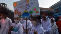 Sejumlah siswa sekolah Islam Terpadu (SIT) Al-Yasmin di Bogor mengikuti pawai menyambut Tahun Baru Islam 1 Muharam 1444 Hijriah, Jumat (29/7/2022). (Arif Firmansyah/Antara Foto)