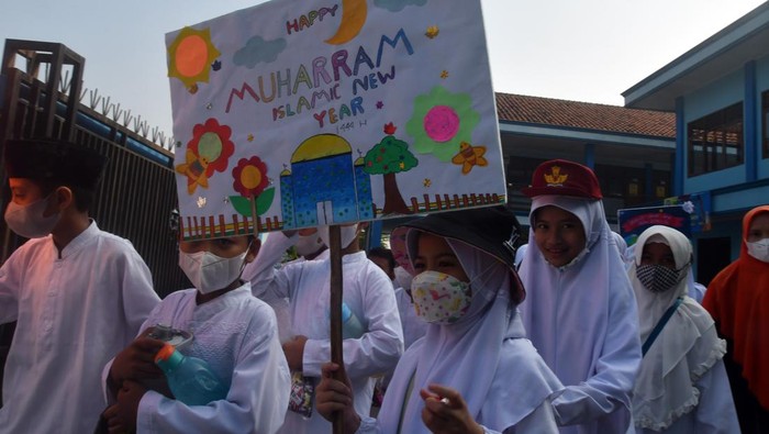 Sejumlah siswa mengikuti pawai menyambut Tahun Baru Islam 1 Muharam 1444 Hijriah di Sekolah Islam Terpadu (SIT) Al-Yasmin, Kota Bogor, Jawa Barat, Jumat (29/7/2022). Pawai yang diikuti seluruh siswa di sekolah tersebut sekaligus untuk mengajarkan berbagi sedekah dengan sesama. ANTARA FOTO/Arif Firmansyah/tom.