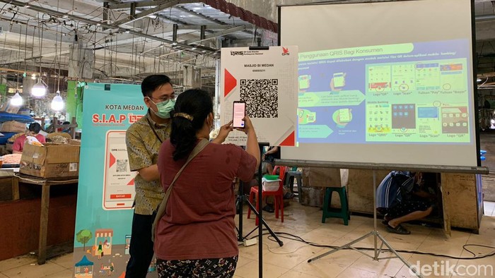 Pelaku usaha saat mencoba transaksi dengan QRIS.
