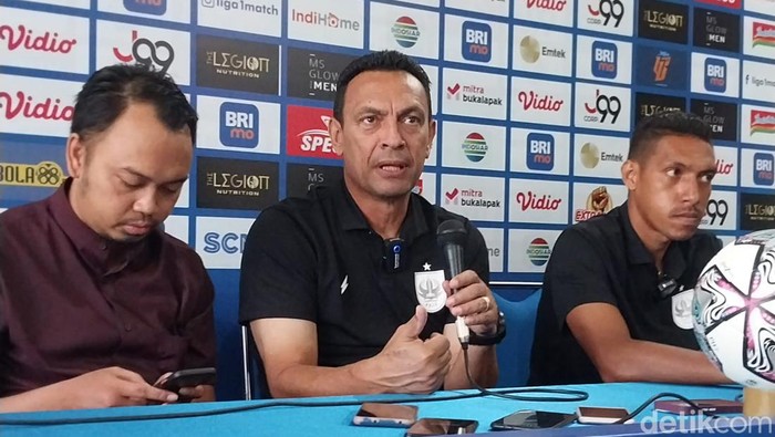 Pelatih PSIS Sergio Alexander
