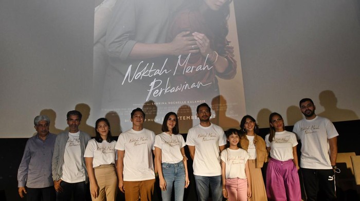 Aktris yang juga salah satu pemeran dalam film Noktah Merah Perkawinan Marsha Timothy (kiri) memberikan keterangan kepada wartawan dalam peluncuran trailer serta poster film tersebut di Senayan, Jakarta, Kamis (28/7/2022). Film yang diadopsi dari sinetron televisi dengan judul sama yang populer pada 1996 tersebut akan tayang di bioskop-bioskop di Indonesia mulai 15 September 2022. ANTARA FOTO/Aditya Pradana Putra/YU