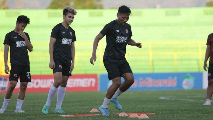 Pemain PSM Makassar Bryan Cesar latihan di Stadion BJ Habibie Parepare sebagai persiapan menghadapi Bali United.