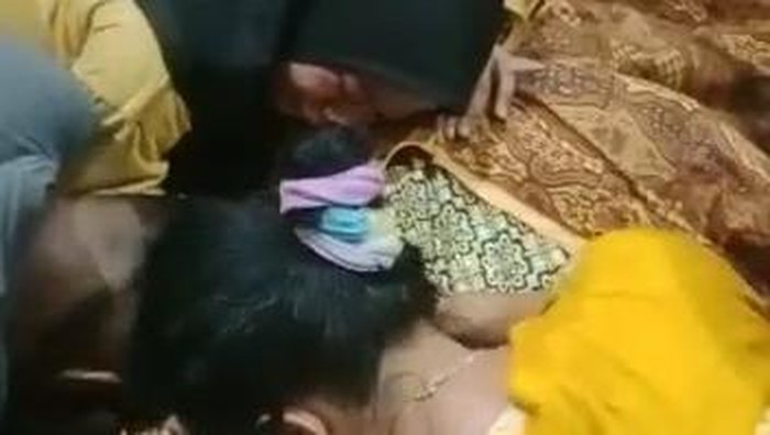 Isak tangis keluarga saksikan sang Kades tewas mengenaskan. (Dok. Istimewa)