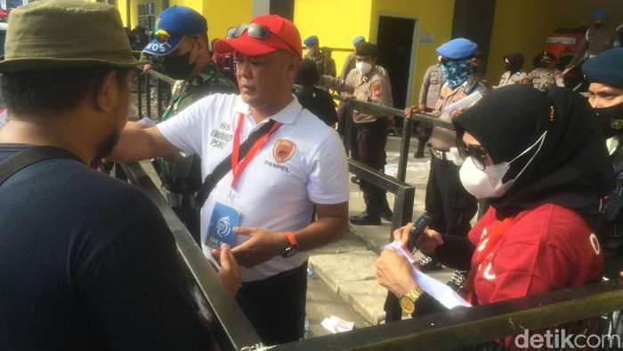 Pemeriksaan tiket di pintu masuk Stadion Gelora BJ Habibie Parepare.