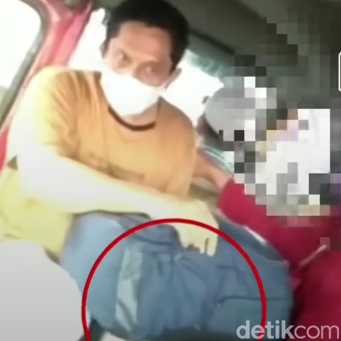 Pencopet beraksi di dalam angkot.