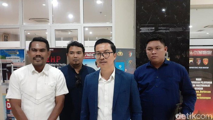 Pengacara Khazim Alfian Mazid, Irwansyah Putra Nasution (berkacamata) saat di Mapolda Jateng, Jumat (29/7/2022).