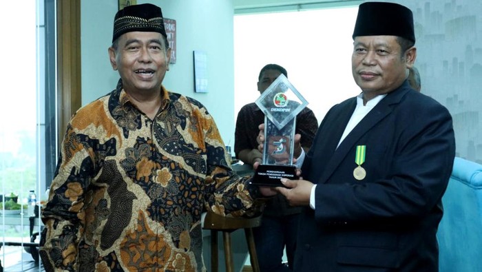 Penghargaan untuk Tokoh Penggerak Koperasi Ketua Dewan Pertimbangan Inkopontren KH Marsudi Syuhud menerima penghargaan Tokoh Penggerak Koperasi Utama atau gelar tertinggi dari Dekopin di Jakarta.