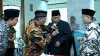 Penghargaan itu diberikan langsung oleh Wakil Ketua Umum Dewan Koperasi Indonesia, Mohamad Sukri dengan menyematkan Satya Lencana Penggerak Koperasi Utama kepada Ketua Dewan Pertimbangan Inkopontren yang juga Wakil Ketua Umum MUI, KH Marsudi Syuhud di Kantor Inkopontren, Gedung Aktiva, Kuningan, Jakarta, Jumat (29/7/2022).