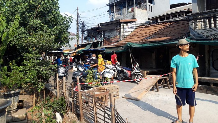 Penutupan jalan oleh warga di sekitar lokasi bangunan roboh di Johar Baru, Jakarta Pusat.