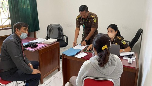 Penyidik kembali menyita sebanyak 24 lembar Sertifikat Hak Milik (SHM) tanah atas nama Ketua LPD Adat Anturan Nyoman Arta Wirawan yang berstatus tersangka.