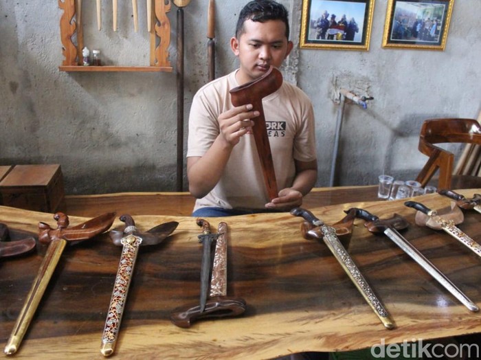 perajin warangka keris jombang