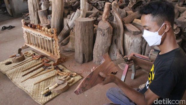 perajin warangka keris jombang