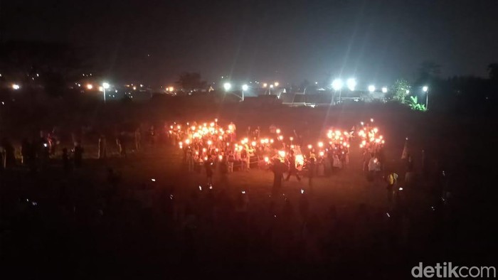 Peserta pawai obor membentuk formasi lafaz Allah