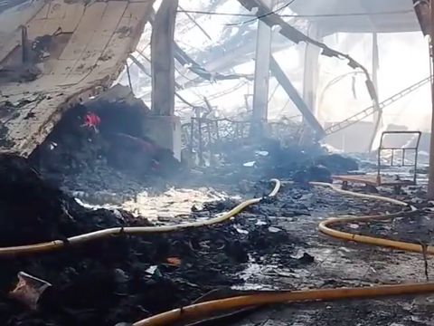 Petugas damkar masih melakukan pendinginan di pabrik pakaian dalam yang terbakar di Tegal Alur, Jakbar, untuk mencegah api menyala kembali. (Twitter @humasjakfire)