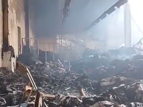 Petugas damkar masih melakukan pendinginan di pabrik pakaian dalam yang terbakar di Tegal Alur, Jakbar, untuk mencegah api menyala kembali. (Twitter @humasjakfire)