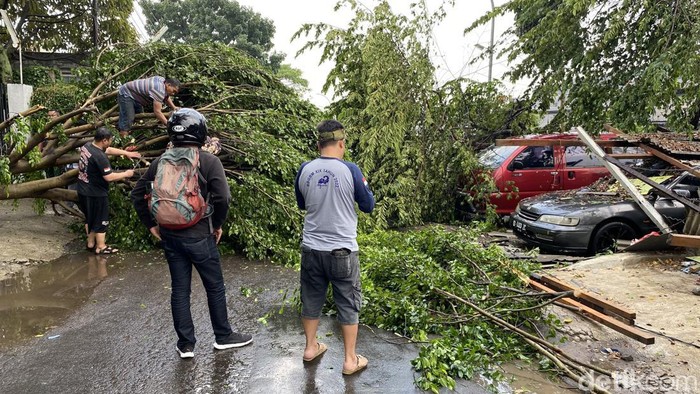 Pohon tumbang menimpa kios di Jl Industri, Kota Bandung