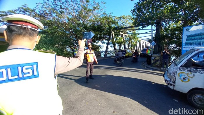 Polisi atur lalu lintas kendaraan di Jembatan Barombong.