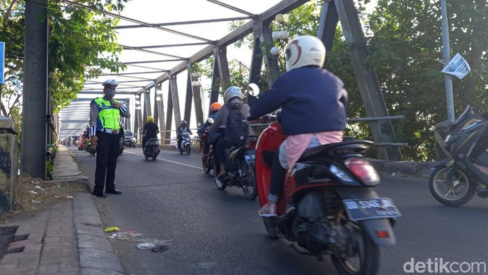 Polisi mengatur arus lalu lintas di Jembatan Barombong Makassar.