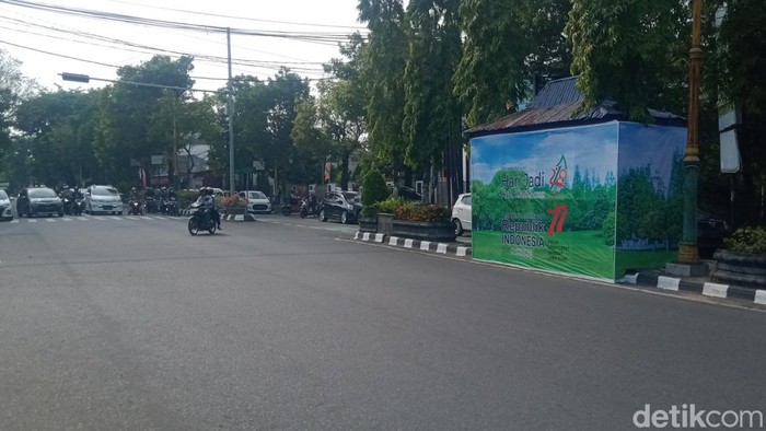 Pos polisi Tugu Adipura, Jalan Pemuda, Klaten, ditutup spanduk, Jumat (29/7/2022).